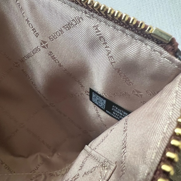 Michael Kors Jet Sets L Zipper Clutch/ Wristlet NWT - Picture 8 of 10